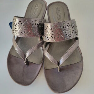 Kenneth Cole Reaction Pewter Sandals w,/ Crystals / Fits best 6.5